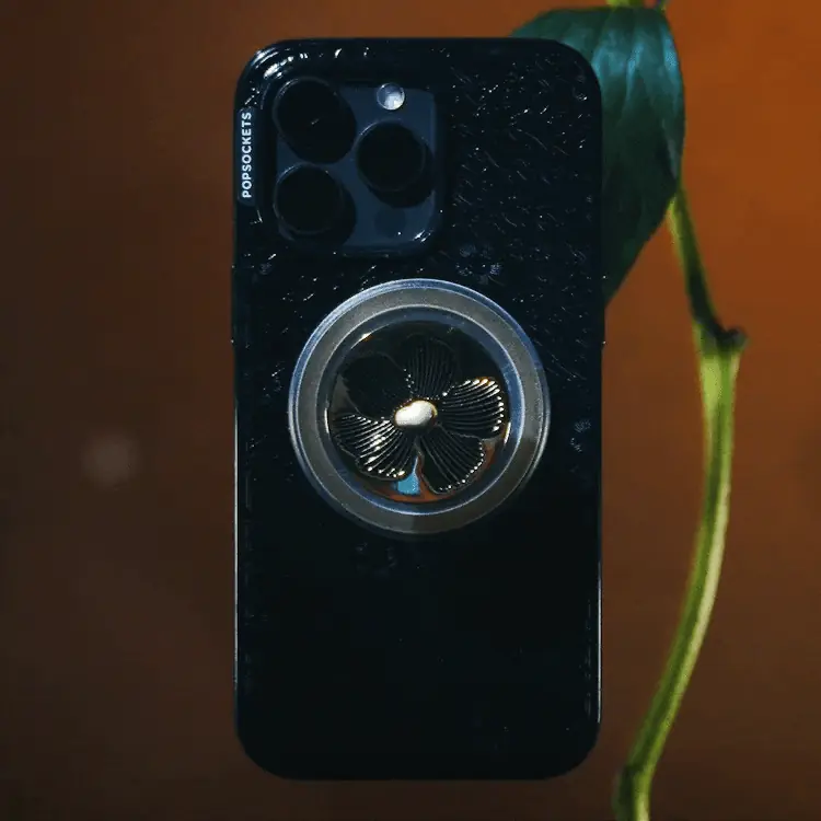 Enamel Mae Flower with Pearl — MagSafe PopGrip